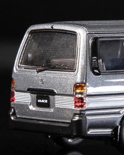 ＜予約商品＞1/64 TOYOTA HIACE 100 WAGON GREY WITH WHITE STRIPES  1/64 トヨタ ハイエース 100 ワゴン グレー／ホワイトストライプ※2026年11月以後入荷予定