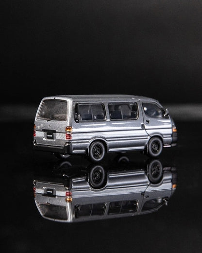 ＜予約商品＞1/64 TOYOTA HIACE 100 WAGON GREY WITH WHITE STRIPES  1/64 トヨタ ハイエース 100 ワゴン グレー／ホワイトストライプ※2026年11月以後入荷予定