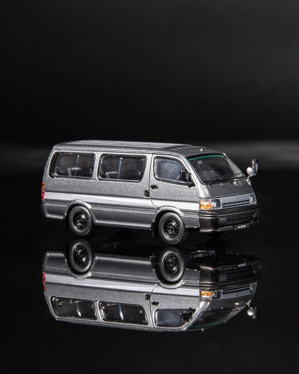 ＜予約商品＞1/64 TOYOTA HIACE 100 WAGON GREY WITH WHITE STRIPES  1/64 トヨタ ハイエース 100 ワゴン グレー／ホワイトストライプ※2026年11月以後入荷予定
