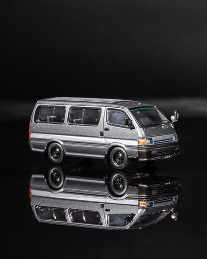 ＜予約商品＞1/64 TOYOTA HIACE 100 WAGON GREY WITH WHITE STRIPES  1/64 トヨタ ハイエース 100 ワゴン グレー／ホワイトストライプ※2026年11月以後入荷予定