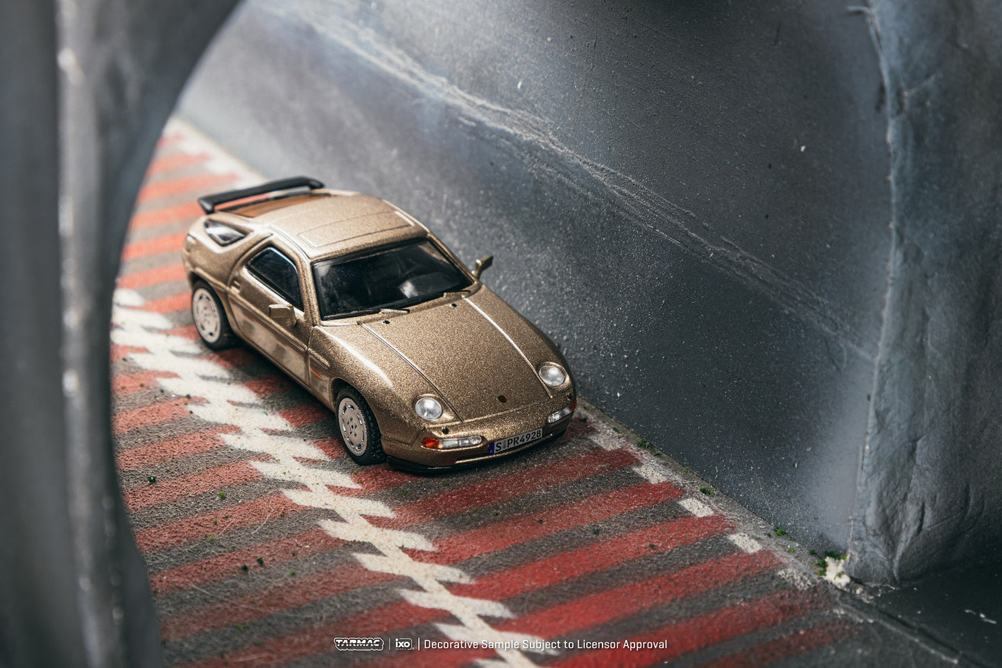 ＜予約商品＞1/64 Porsche 928 S4 Platinum Metallic  ※2026年10月以後入荷予定