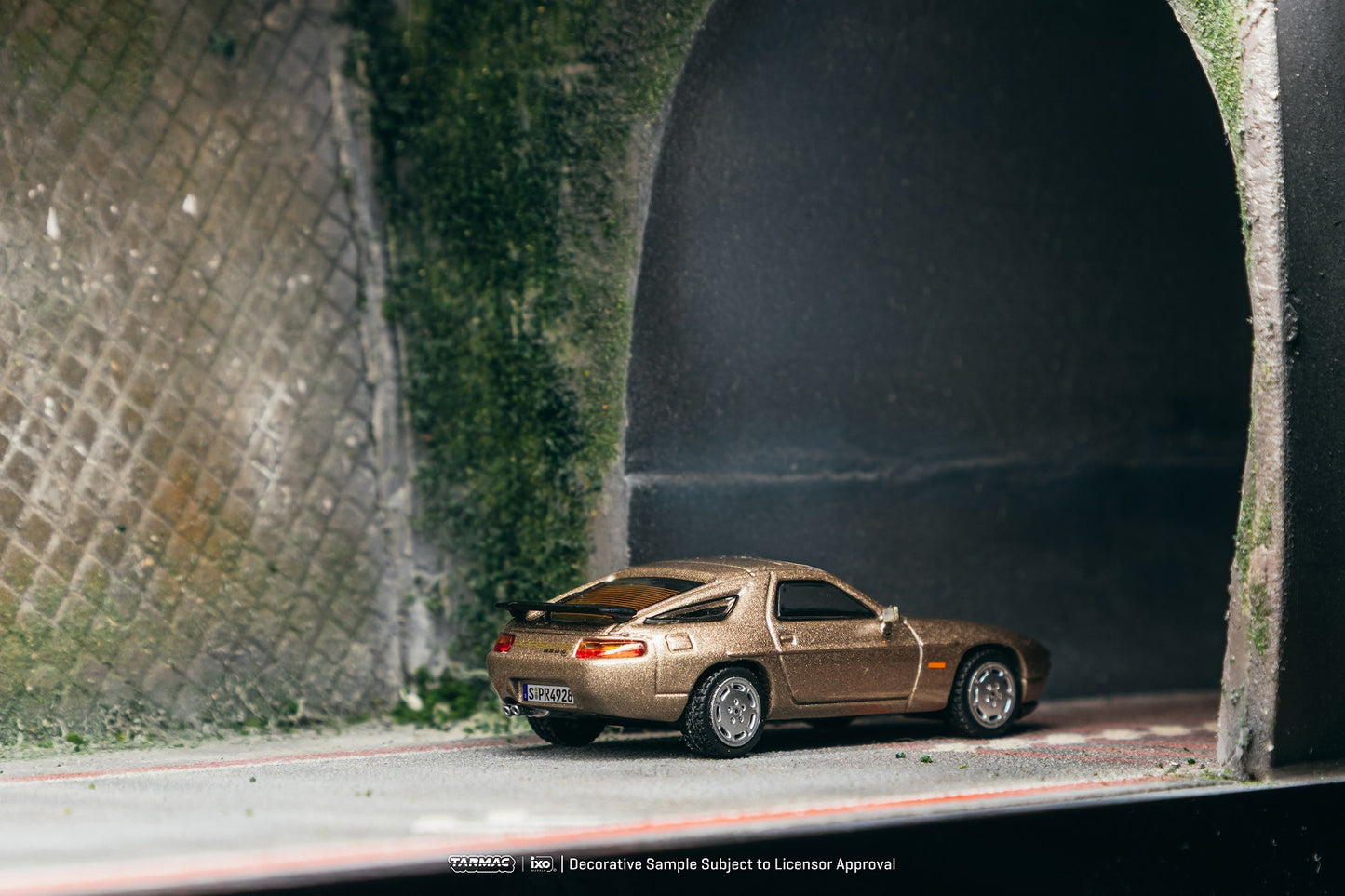 ＜予約商品＞1/64 Porsche 928 S4 Platinum Metallic  ※2026年10月以後入荷予定